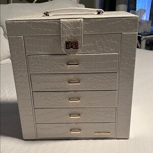 Cream color jewelry box
NEW